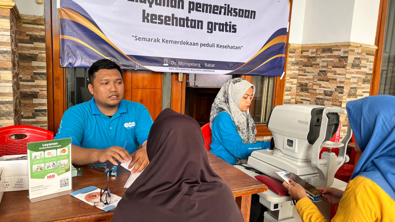 Warga saat memanfaatkan pelayanan pengobatan dan pemeriksaan mata gratis.  FOTO:SP/MUHAJIRIN