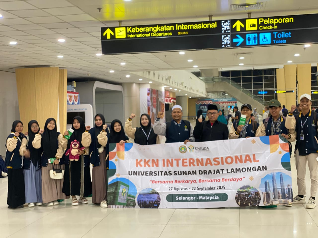 Mahasiswa UNSUDA bersiap bertolak ke Negeri Jiran Malaysia melalui Bandara International Juanda.  FOTO:SP/MUHAJIRIN