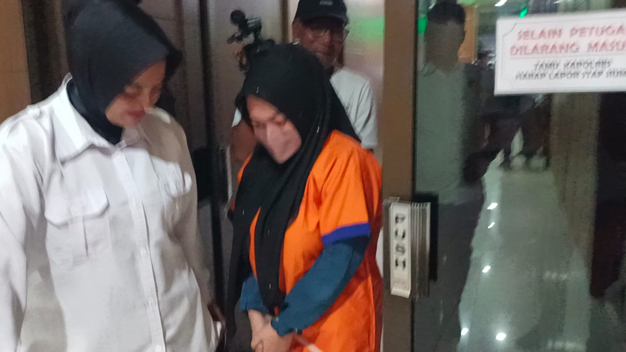 Tersangka arisan bodong ini sebelum nya ditangkap di Bandara International Juanda saat akan melarikan diri ke Malaysia.  FOTO:SP/MUHAJIRIN
