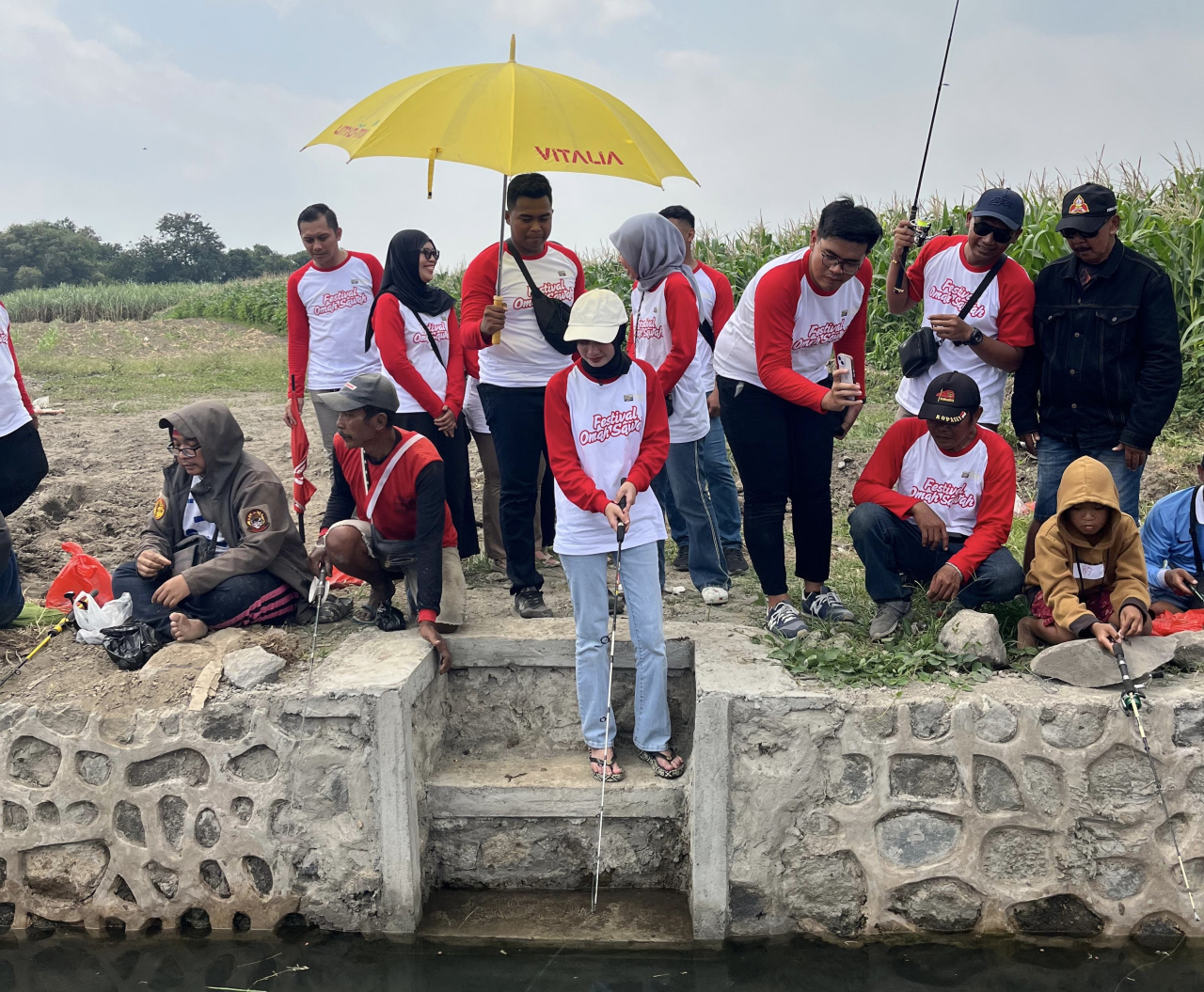 Mbak Wali Kota Kediri Vinanda saat mengikuti lomba mancing festival omah sawah