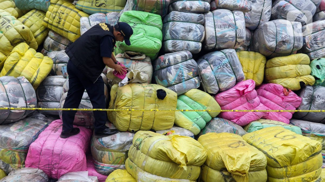 Petugas Bea Cukai saat mengamankan dan menyita barang impor ilegal yang didatangkan dari China.