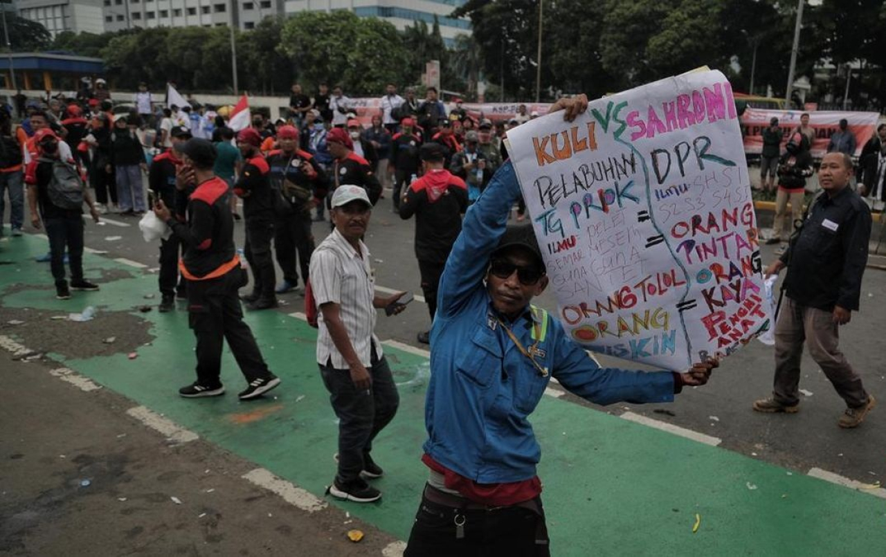 Massa dari aliansi buruh serta Partai Buruh, melakukan aksi demo di depan Gedung DPR RI, terkait pemberian tunjangan yang fantastis untuk anggota DPR RI.
