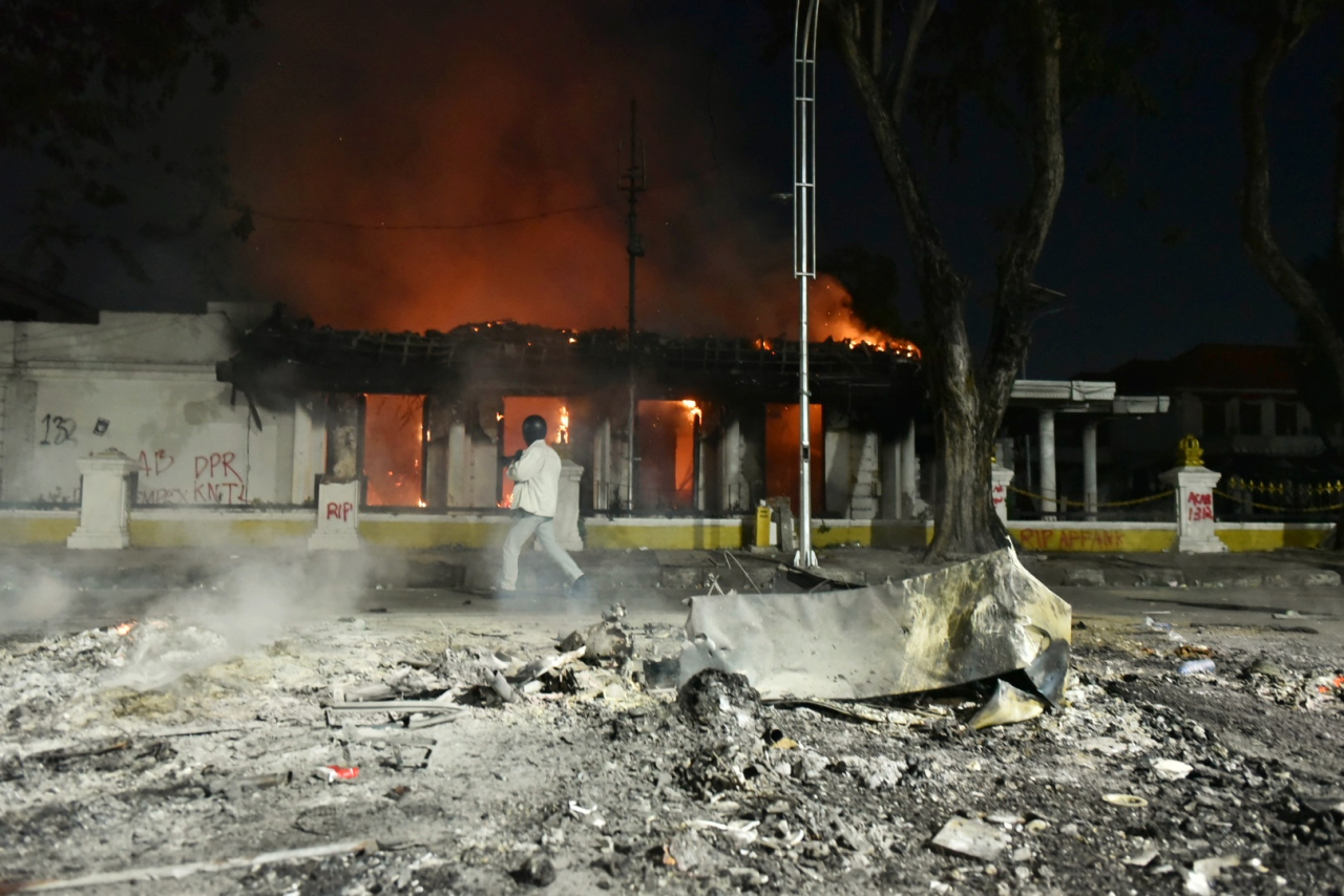 Gedung Negara Grahadi sisi barat ludes dibakar massa pada Sabtu (30/8/2025) malam hingga Minggu (31/8/2025) dini hari. SP/Arlana