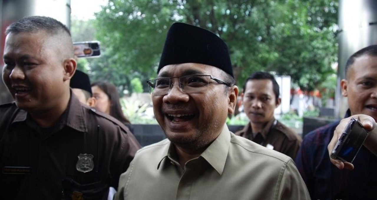 Mantan Menag Yaqut Cholil Qoumas memenuhi panggilan KPK, Kamis (7/8/2025), untuk klarifikasi dugaan korupsi kuota haji sambil membawa SK masa jabatannya.