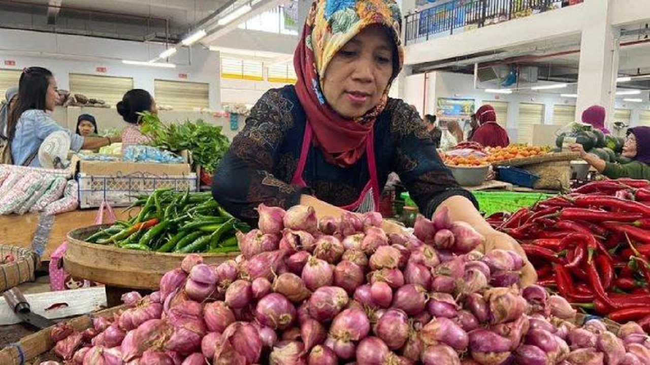 Ilustrasi. Salah satu pedagang bawang merah di Pasar Legi Ponorogo. SP/ PNG