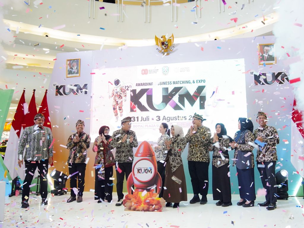 Sekdaprov Ashy Karyono saat membuka gelaran Koperasi dan UMKM (KUKM) Expo ke-12 tahun 2025 yang digelar di Atrium Royal Plaza Surabaya, Kamis (31/7).
