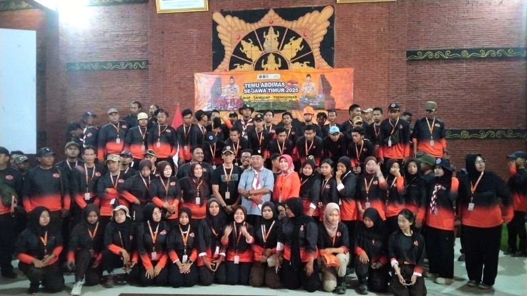 Ketua Asosiasi Petani Kakao Jawa Timur, Mulyono bersama Kwarda Jatim dalam kegiatan Temu Abdimas Se-Jawa Timur di Wisata Desa BMJ Mojopahit, Desa Randugenengan, Dlanggu, Mojokerto, Minggu (3/8/2025)