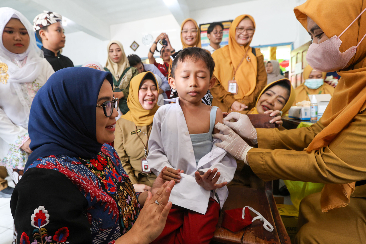 Ketua Tim Penggerak PKK Kota Surabaya, Rini Indriyani, memantau langsung pelaksanaan Bulan Imunisasi Anak Sekolah (BIAS) dan Cek Kesehatan Gratis (CKG) di tiga sekolah, pada Senin (11/8).