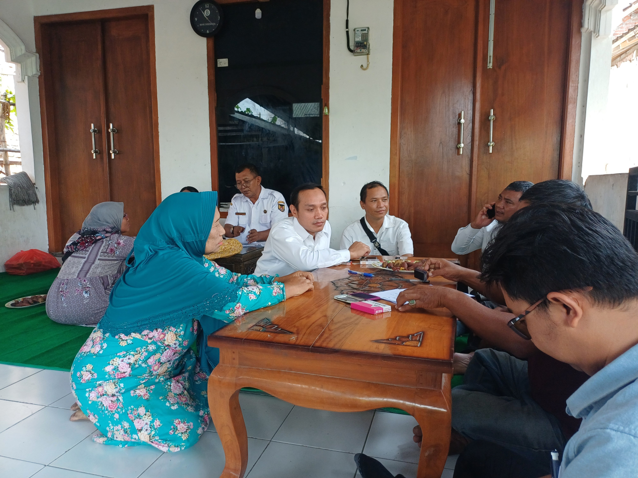 Kepala DLHKP Kota Kediri Imam saat memastikan verifikasi data penerima kompensasi TPA Klotok