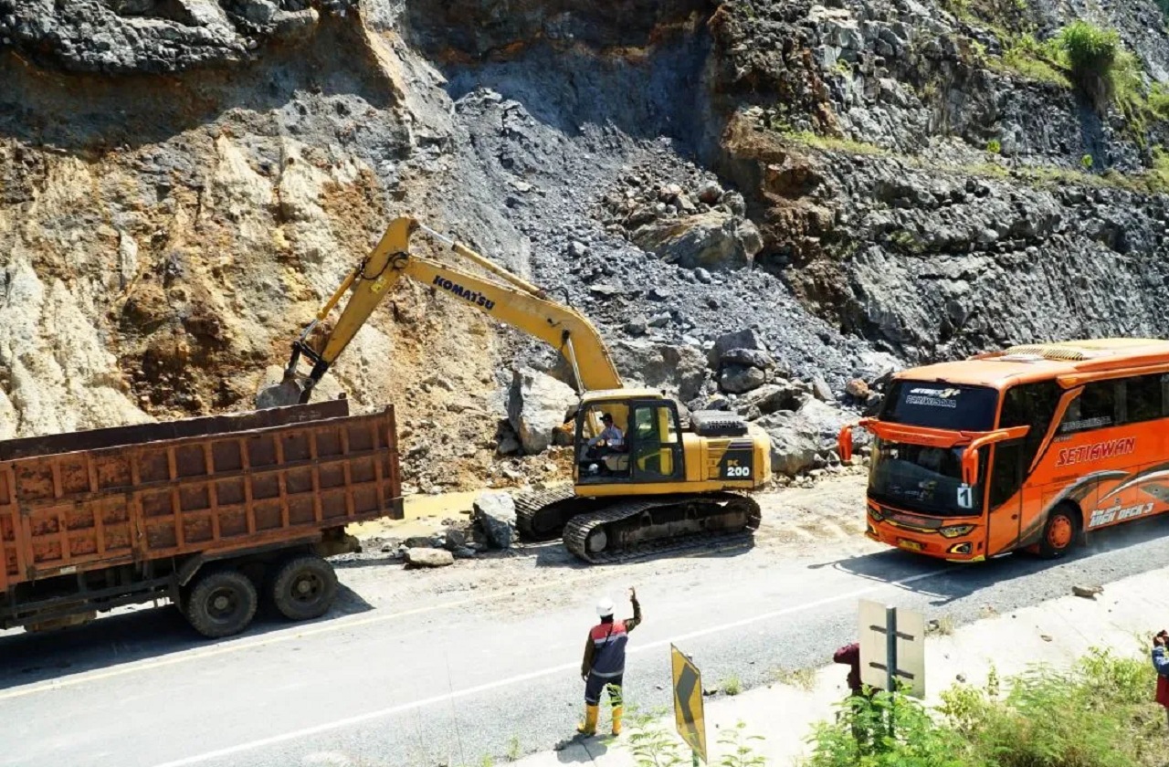 Ilustrasi. Petugas mengerahkan alat berat dan dump truck untuk menormalisasi material longsor di JLS Trenggalek-Tulungagung Km10+800 Desa Keboireng, Tulungagung, Jawa Timur. SP/ TL