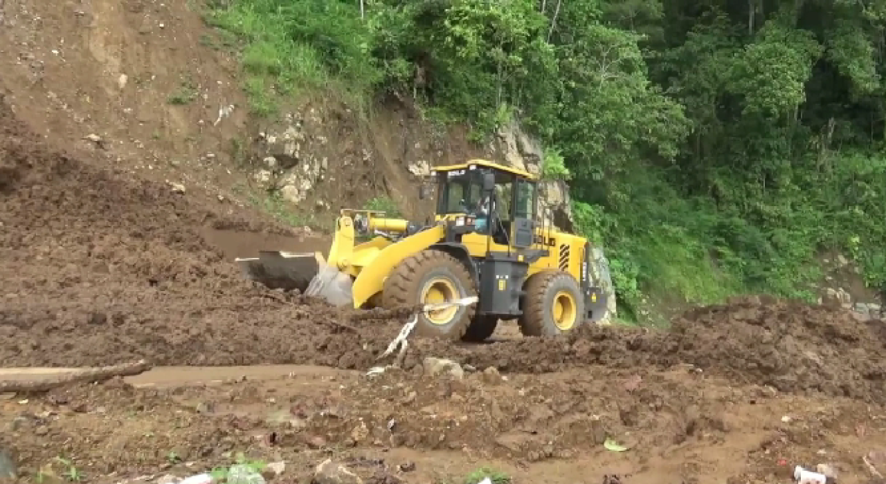Alat berat membersihkan material longsor di jalur Lumajang-Malang. SP/ MLG