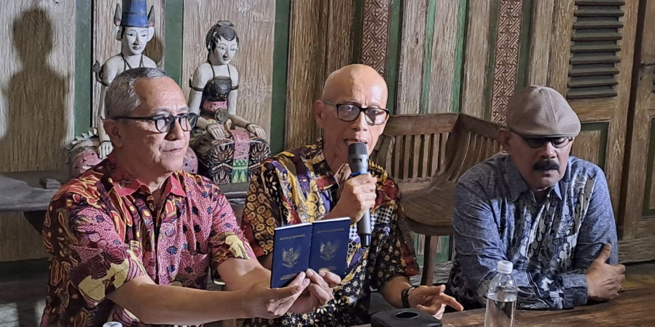 Keluarga almarhum Arya Daru Pangayunan, yakin kalau anaknya tidak meninggal karena bunuh diri dan meminta Presiden untuk instruksikan Kapolri mengusut tuntas.