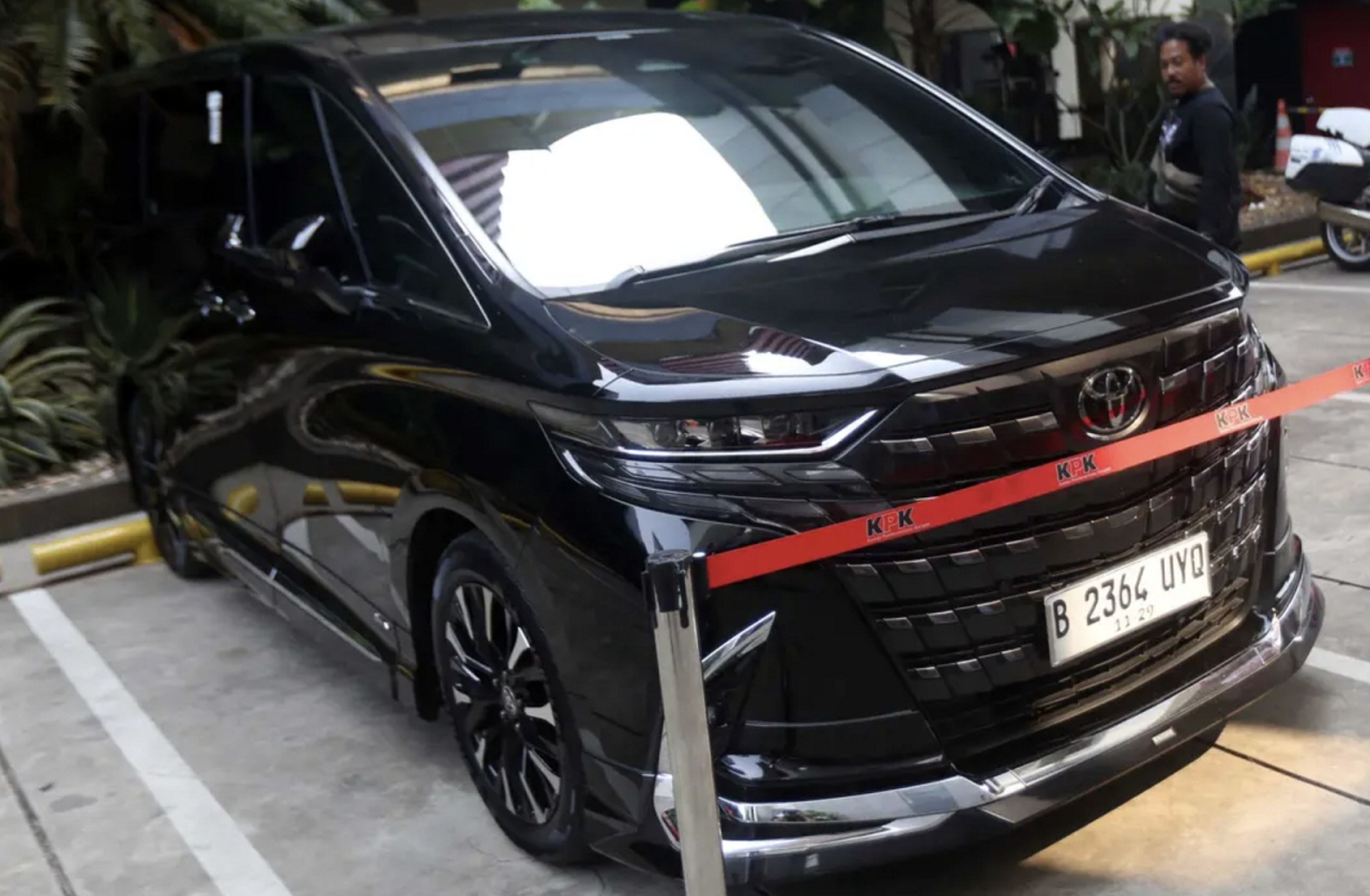 Penyidik KPK menggeledah rumah Eks Wamenaker Noel di Pancoran Jakarta, dan menyita mobil Alphard dan empat unit handphone.
