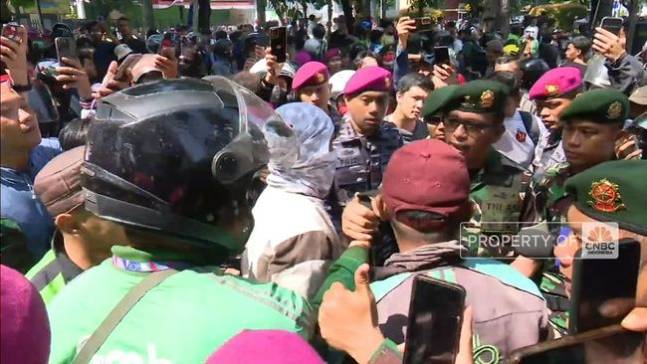 Pasukan Marinir dan Petinggi Kostrad, Ikut Tenangkan Aksi Demo di Mako Brimob Kwitang. (foto: tangkap layar cnbc)
