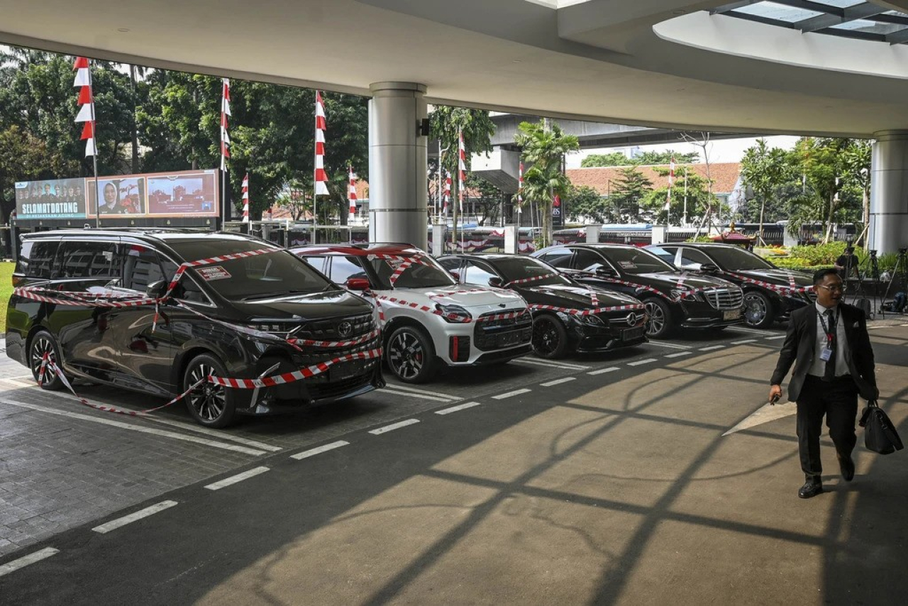 Lima mobil mewah milik buron korupsi Kejagung, Riza Chalid, disita dan diamankan di halaman Kejagung, Selasa (5/8/2025).