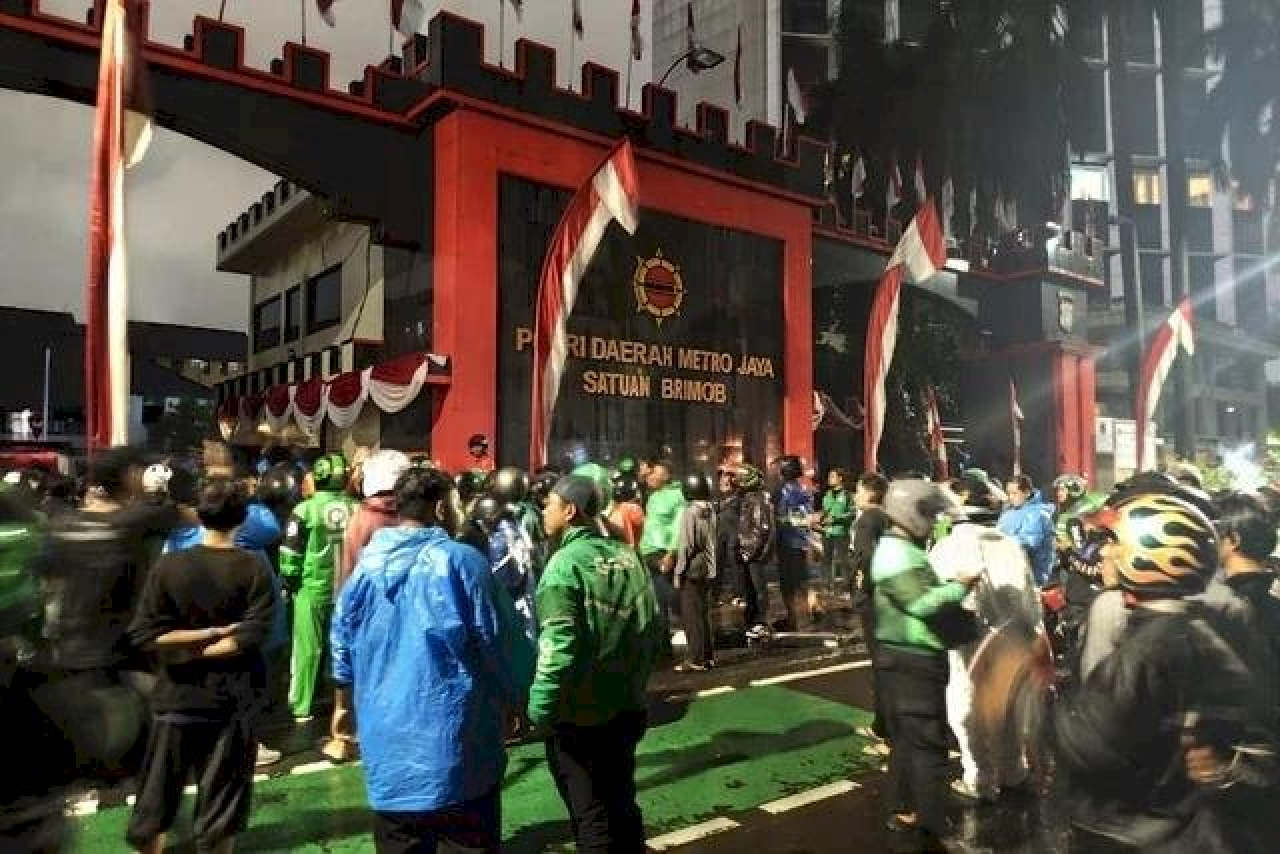 Malam Hingga Subuh, Driver Ojol Kepung Mako Brimob Kwitang