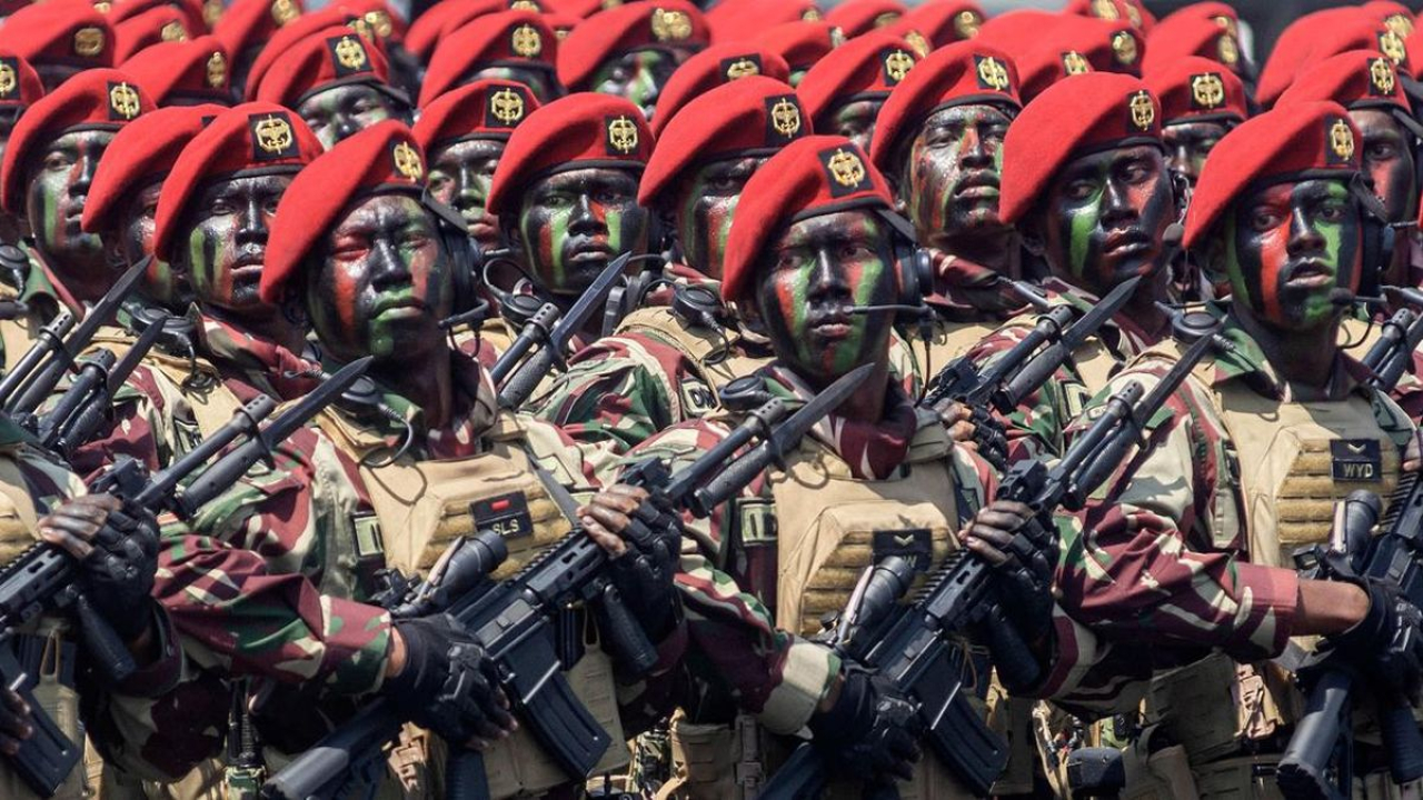 Pasukan elite TNI, yakni Komando Pasukan Khusus (Kopassus) dalam acara Gelar Pasukan Operasional dan Kehormatan Militer di Lanud Suparlan Pusdiklatpassus, Jabar. Kopassus Dikenal sebagai pasukan elit Khusus terbaik ke-3 di Dunia.