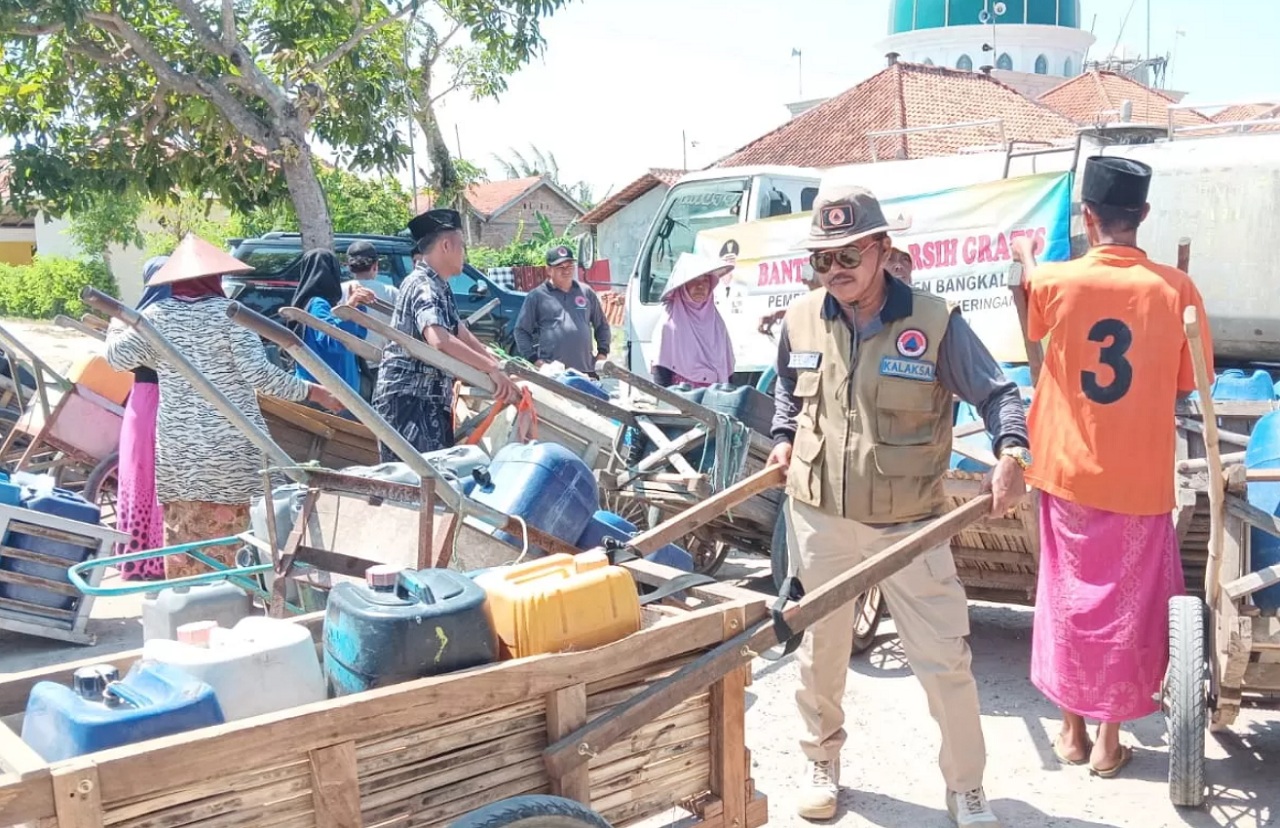 Penyaluran bantuan air bersih ke salah satu desa terdampak kekeringan di Kabupaten Bangkalan, Jawa Timur. SP/ BGK