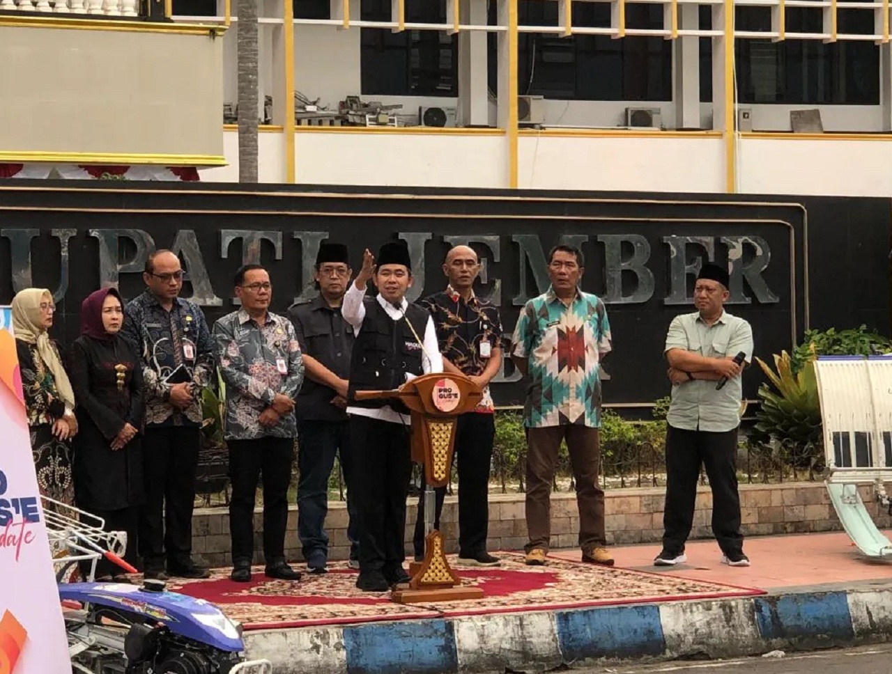 Bupati Jember Muhammad Fawait saat bersama sejumlah OPD dalam kegiatan konferensi pers Pro Gus'e di depan Kantor Pemkab Jember. SP/ JBR