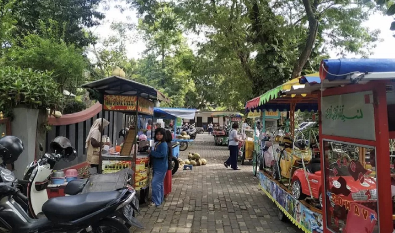 Kondisi Kawasan Kuliner Pinka di Tulungagung dipenuhi sejumlah pedagang kaki lima (PKL) yang belum tertata di bahu jalan. SP/ TLG
