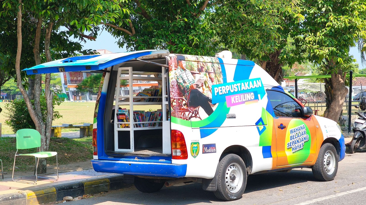 Suasana perpustakaan keliling beroperasi rutin untuk menjangkau masyarakat hingga ke sudut kota. SP/ MDN