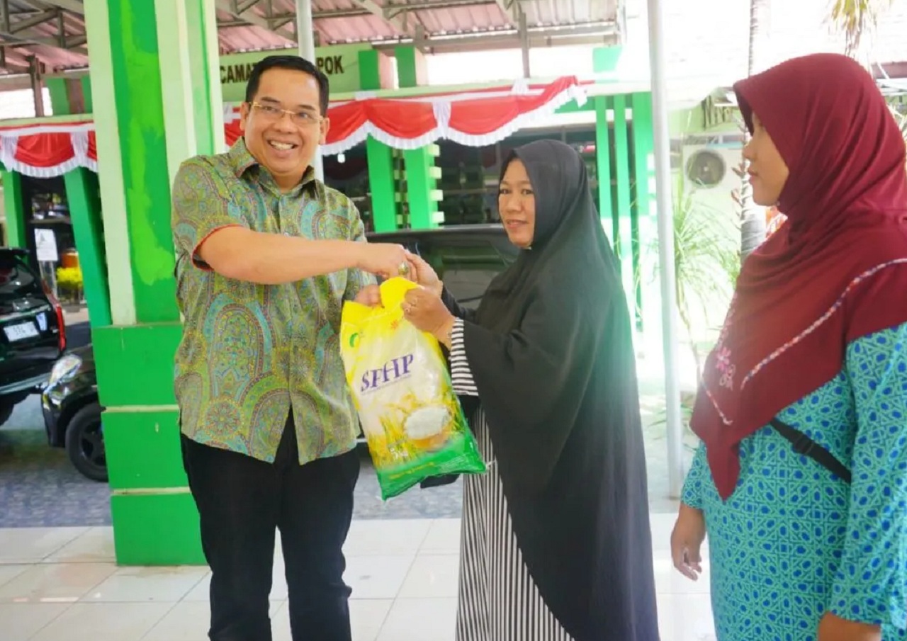 Wali Kota Probolinggo Aminuddin secara simbolis menyerahkan beras SPHP kepada warga saat Gerakan Pangan Murah di Kota Probolinggo, Jawa Timur. SP/ PRB