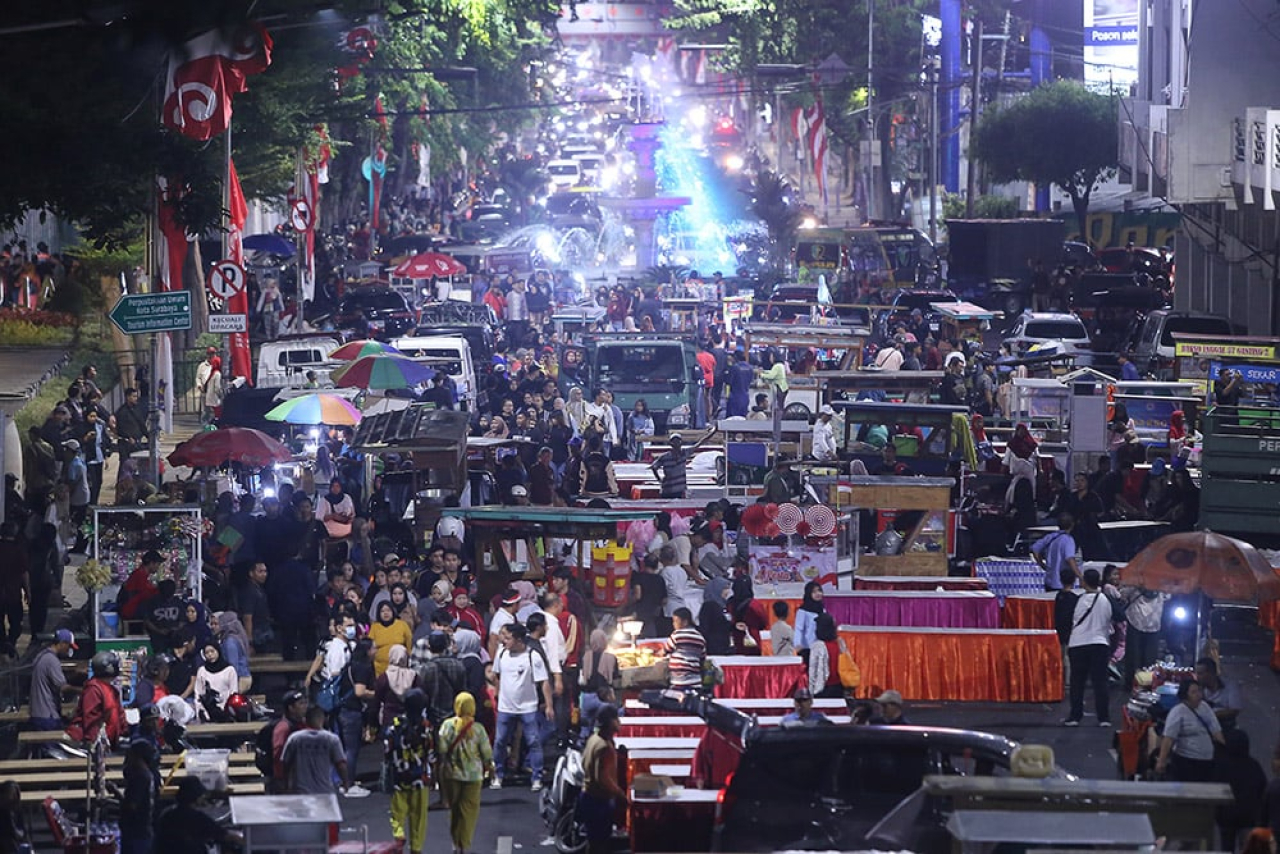 Pesta Rakyat di depan Gedung Negara Grahadi, Senin (18/8/2025) malam, dipadati ratusan UMKM kuliner yang disiapkan secara gratis oleh warga Surabaya, dalam puncak rangkaian peringatan HUT ke-80 Kemerdekaan RI.