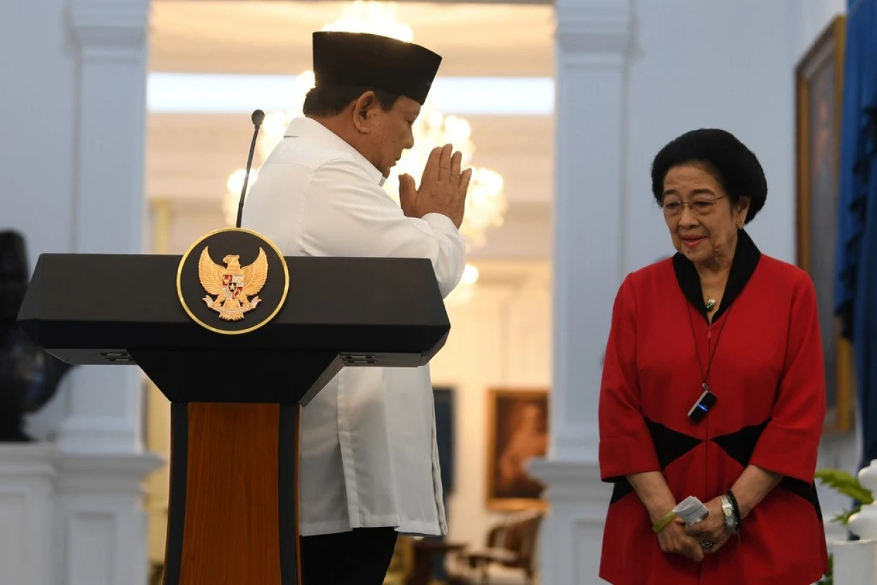 Presiden Prabowo Subianto memberikan keterangan pers di Istana Negara, Jakarta, Minggu (31/8). Sejumlah Ketua Umum Partai Politik ikut mendampingi, termasuk Megawati Soekarnoputri.