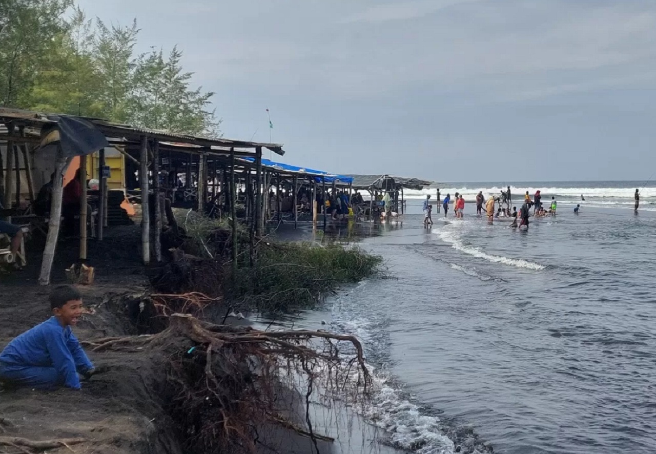 Warga yang mempunyai warung di pinggir Pantai Cemara, Dusun Getem, Desa Mojomulyo, Kecamatan Puger resah dan ketar-ketir banyak warung dihantam ombak tinggi. SP/ JBR