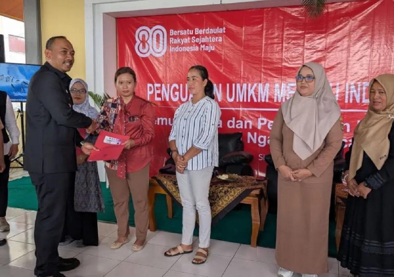 Bupati Ngawi Ony Anwar Harsono menyerahkan secara simbolis sertifikat legalitas usaha kepada perwakilan pelaku usaha mikro kecil menengah (UMKM) di wilayah Kecamatan Sine, Kabupaten Ngawi, Jawa Timur. SP/ NGW