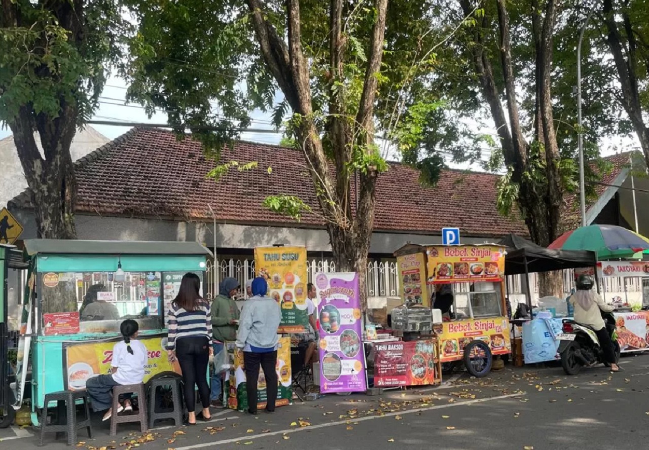 Para Pedagang kaki lima (PKL) yang masih berjualan di area sekeliling alun-alun Lumajang ditengah rehabilitasi. SP/ LMJ