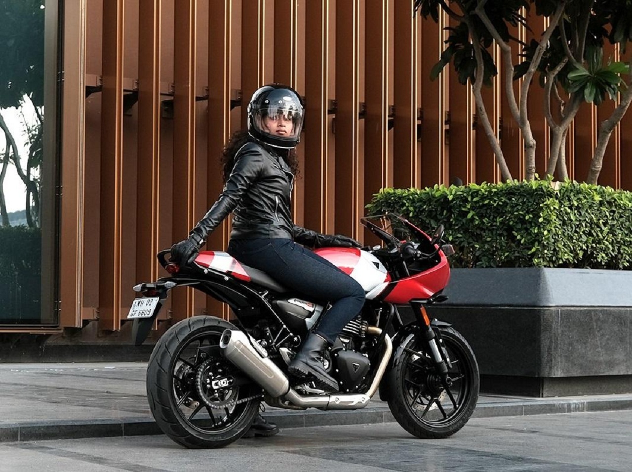 Triumph Thruxton 400. SP/ JKT