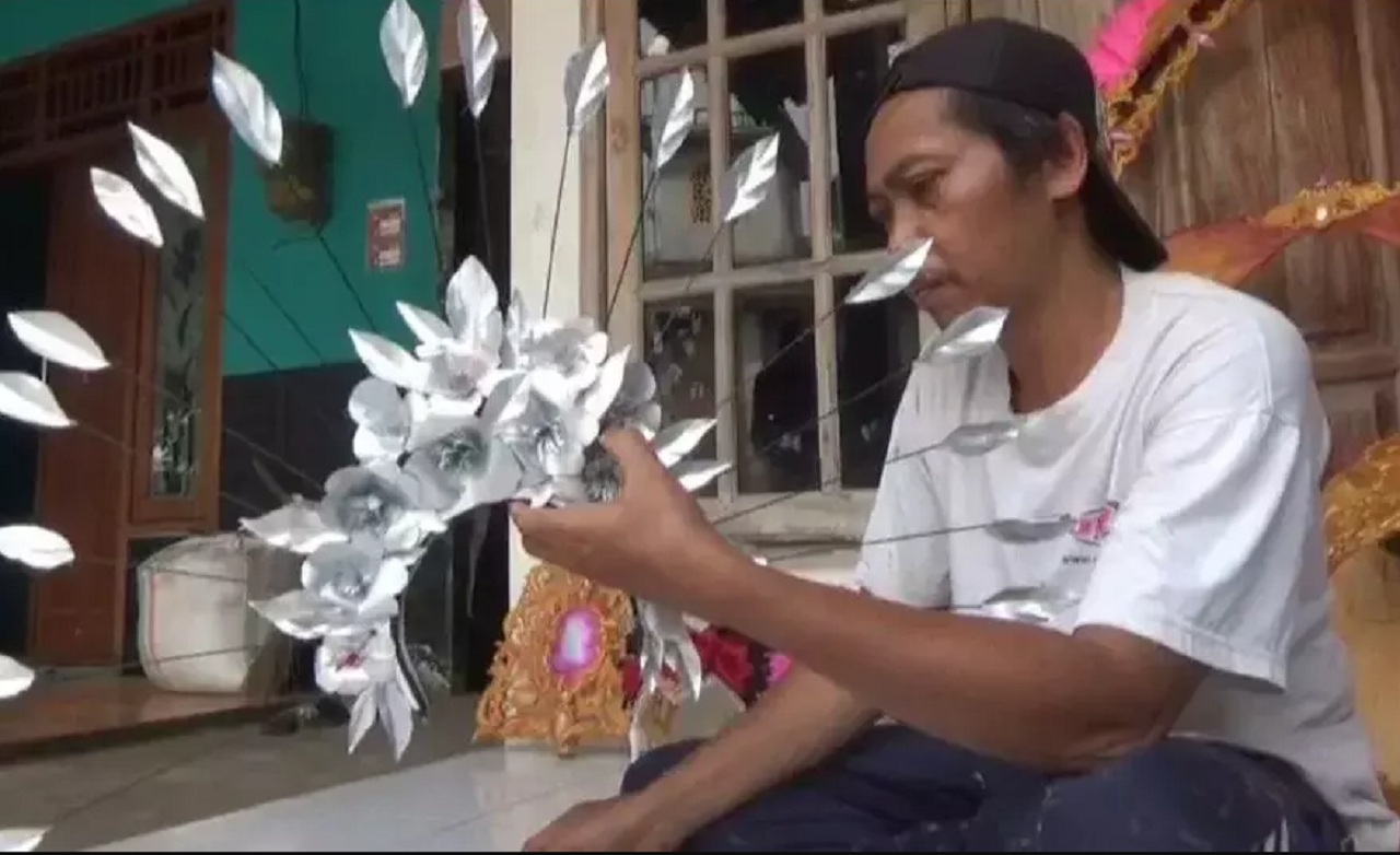 Perajin asal Jombang menyulap limbah rumah tangga menjadi properti kostum karnaval HUT ke-80 RI. SP/ JBG