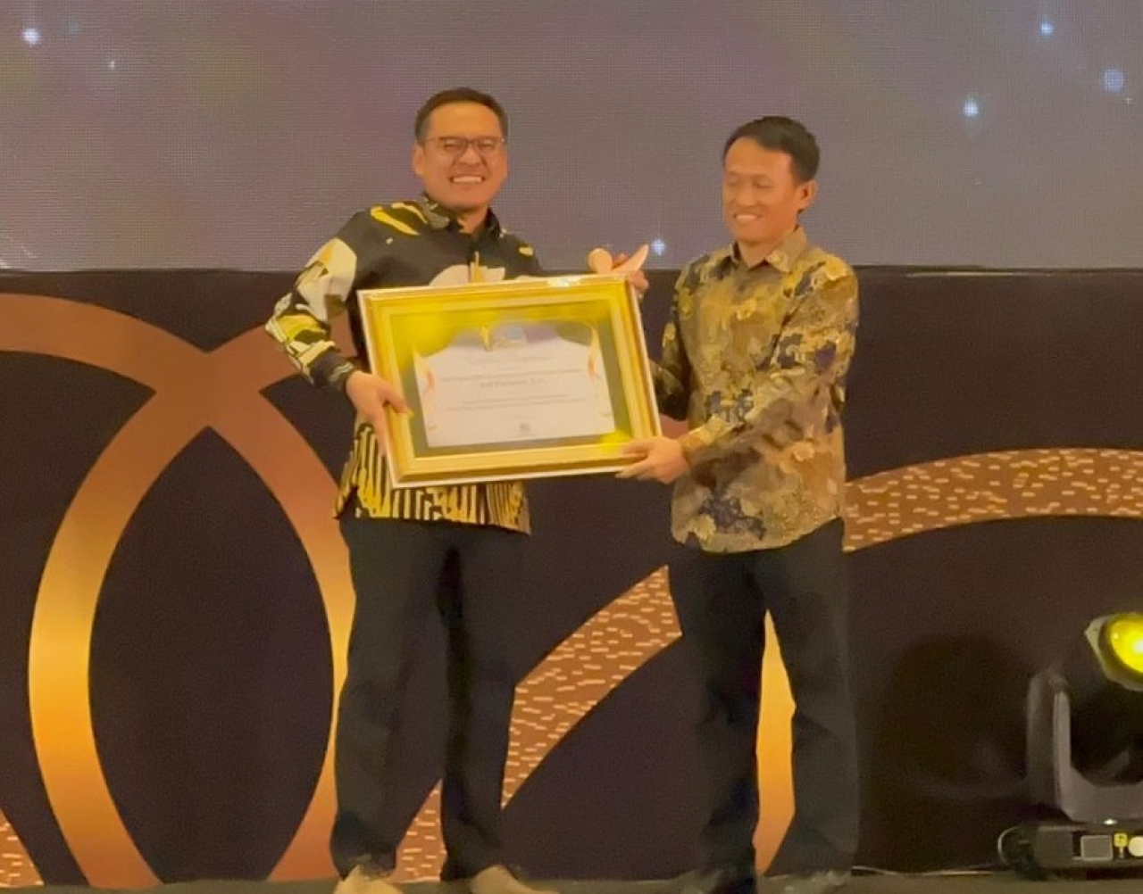 Wakil Ketua DPRD Kota Surabaya yang juga Ketua DPD Partai Golkar Surabaya Arif Fathoni saat menerima penghargaan sebagai Tokoh Politik Inspiratif dari salah satu media nasional, Kamis (31/7) malam