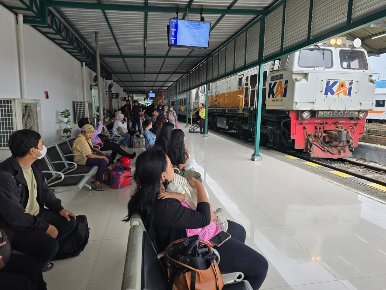 Para penumpang tunggu keberangkatan kereta. SP/Lestariono