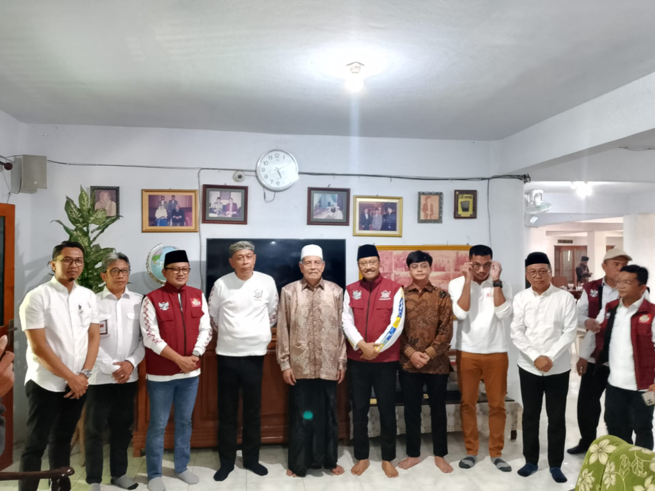 Gus Ipul Menteri Sosial bersama rombongan berfoto bersama KH. Abdul Ghofur Pengasuh Pondok Pesantren Sunan Drajat. SP/MUHAJIRIN