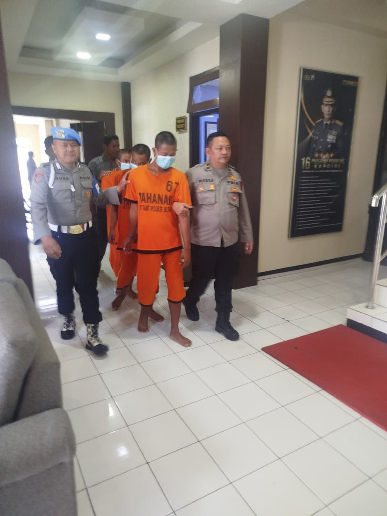 Para pelaku digelandang petugas untuk dihadirkan saat rilis. SP/Lestariono