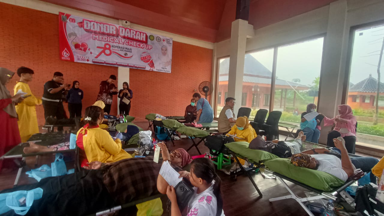 Kegiatan donor darah memperingati harkop ke-78 di TBM Kota Mojokerto.