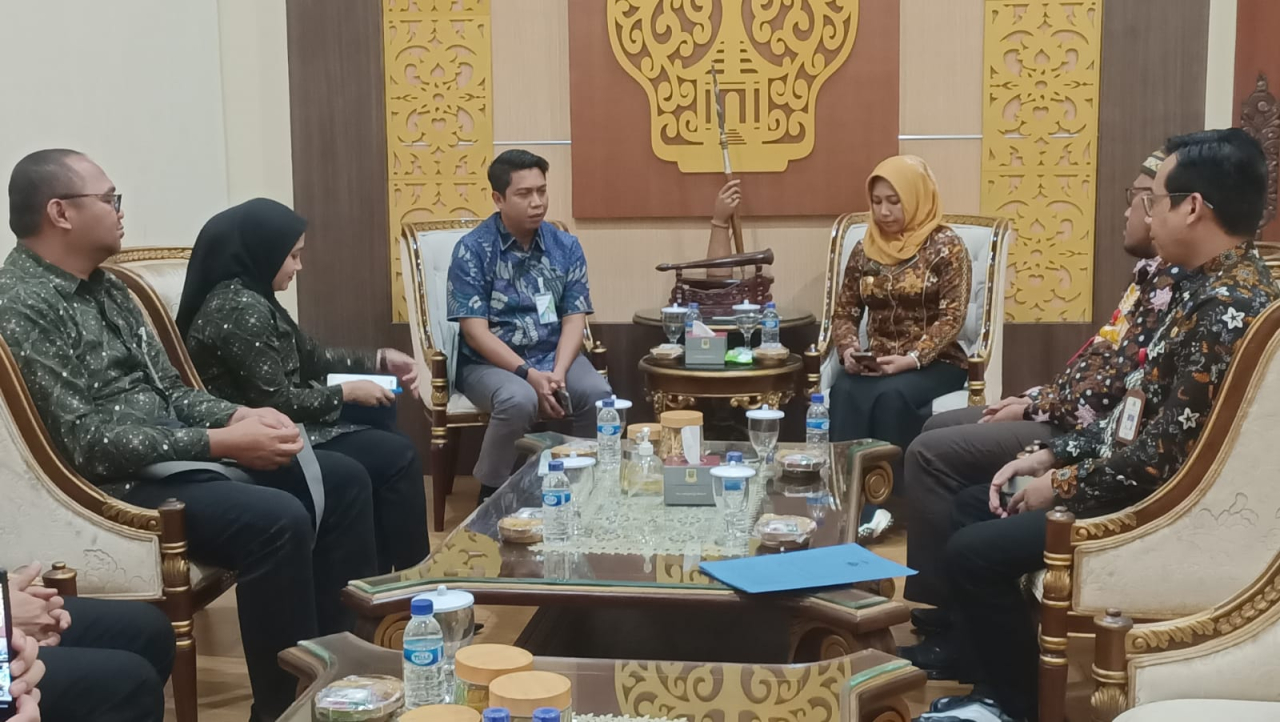 Walikota Ning Ita saat menerima audiensi Badan Penyelenggara Jaminan Sosial (BPJS) Ketenagakerjaan Cabang Mojokerto. SP/Dwy AS