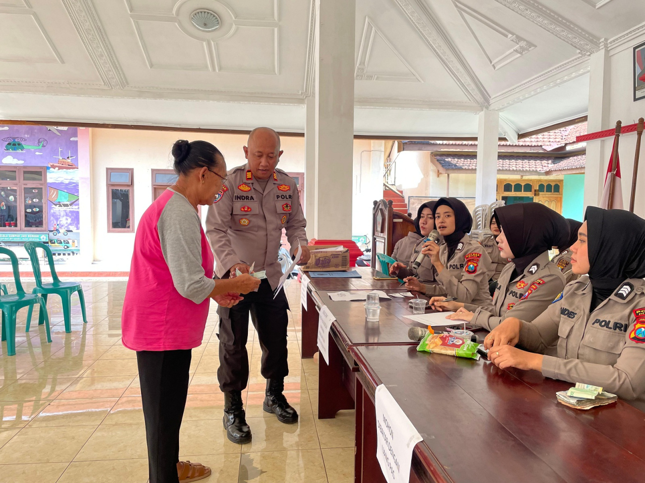 Polres Blitar menyalurkan bantuan beras SPHP ke warga. SP/Lestariono