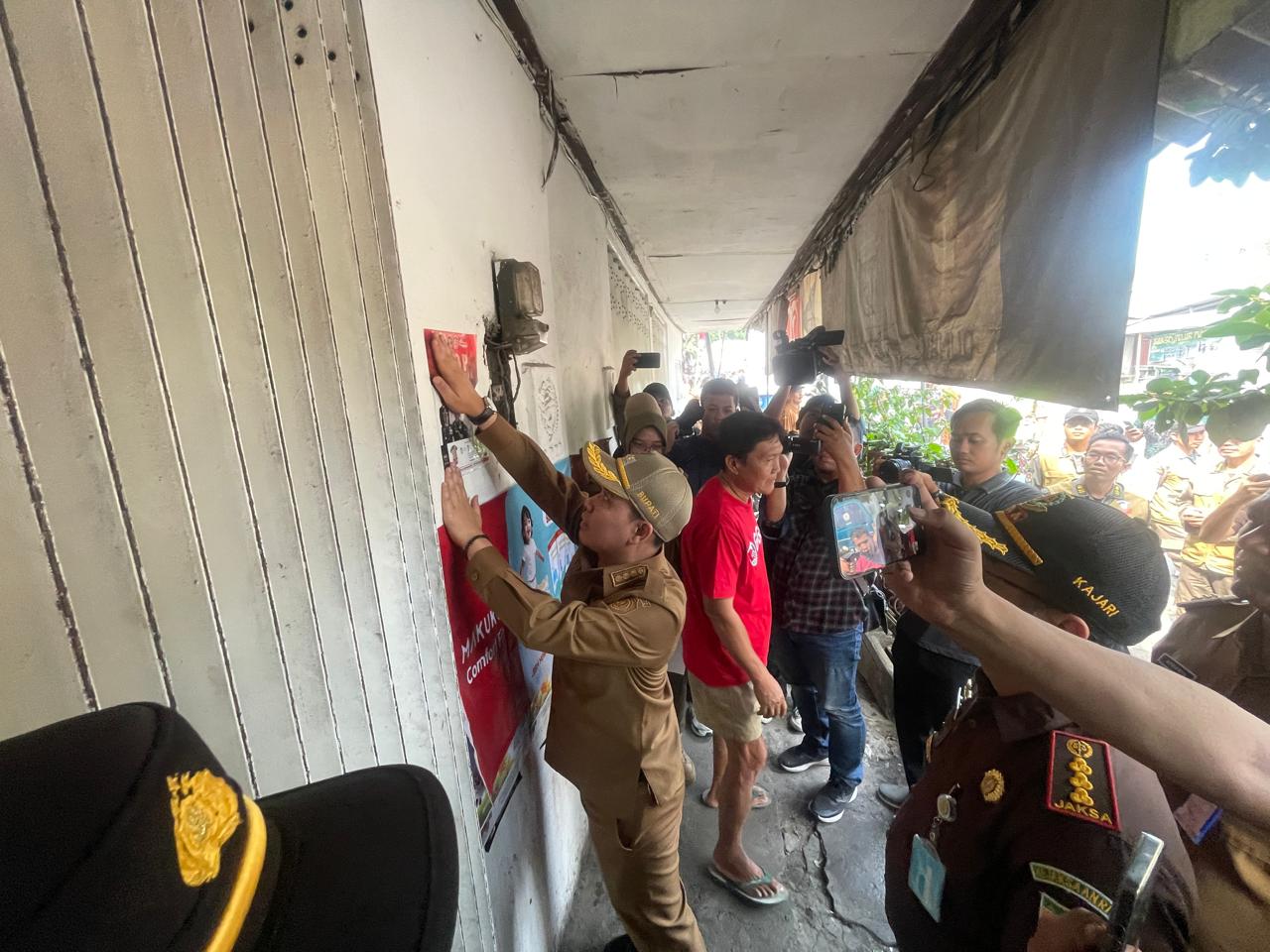 Bupati Mojokerto Muhammad Al-Barra atau Gus Barra bersama tim gabungan saat menggelar operasi terkait penjualan rokok ilegal di Pasar Pandan, Pacet.