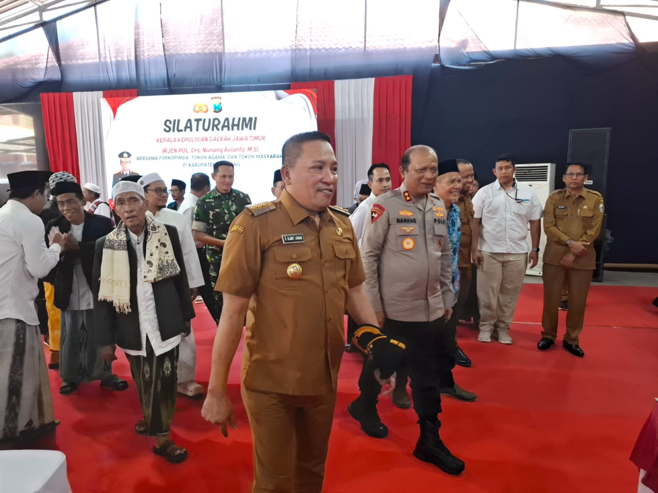 Kapolda Jatim didampingi Bupati Sampang saat kunjungan kerja ke Mapolres Sampang serta bersilaturahmi dengan tokoh agama dan tokoh masyarakat. SP/Gan