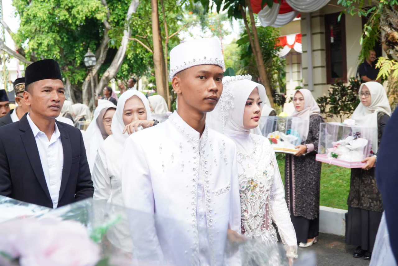 Pasangan ini mengikuti itsbat nikah yang digelar Pemkab Lamongan di Pendopo Lokatantra. SP/IST