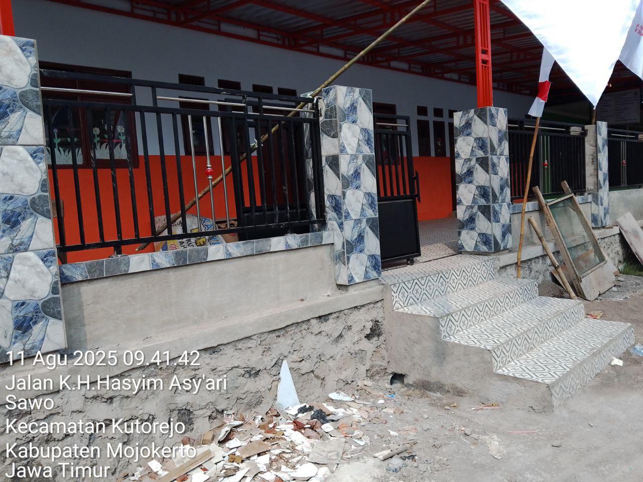 Bangunan tangga TK di Desa Sawo, Kecamatan Kutorejo, Kabupaten Mojokerto yang disoal warga. SP/Dwy AS