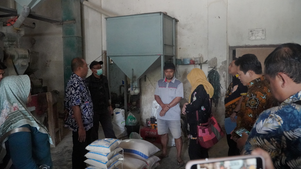 Satgas Pangan Polres Blitar bersama instansi terkait melaksanakan pendataan realisasi pendistribusian beras. SP/Lestariono