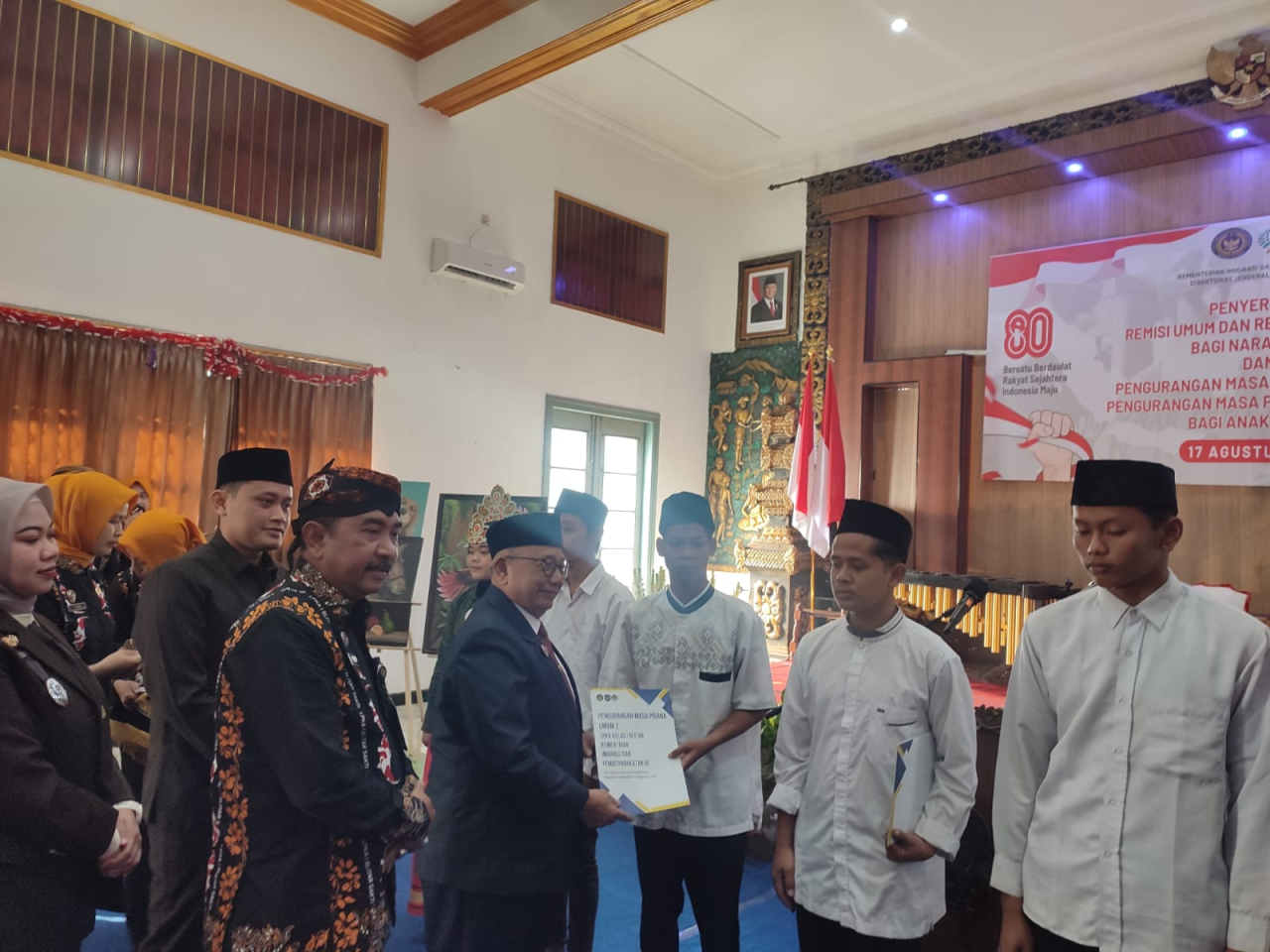 Bupati Blitar saat memberikan remisi kepada salah satu anak binaan di LPKA Blitar. SP/Lestariono