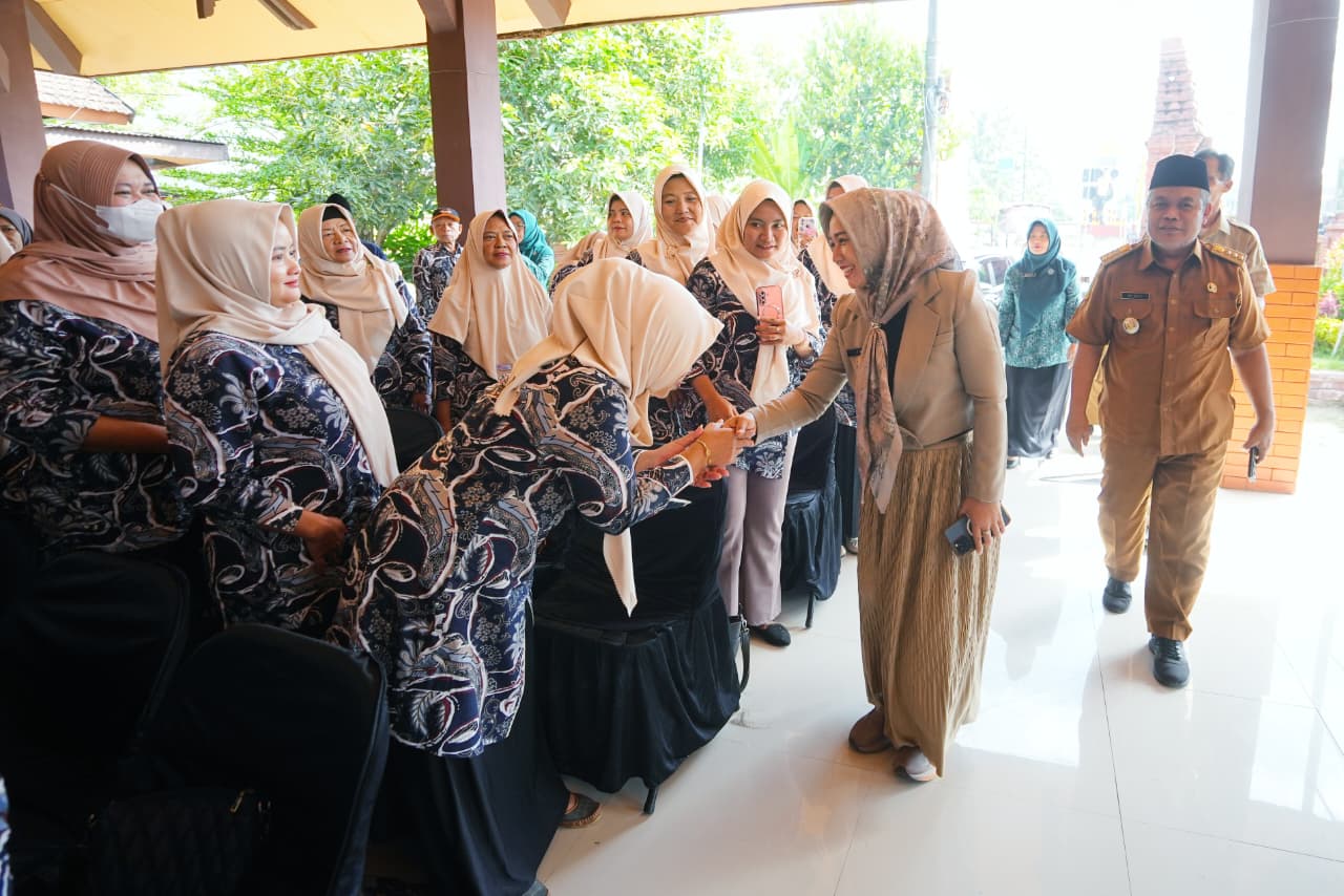 Ning Ita saat bertemu dengan puluhan kader motivator kesehatan dan PKK Kelurahan Blooto, di Kantor Kelurahan Blooto, Kecamatan Prajuritkulon, Selasa (19/8). SP/Dwy AS