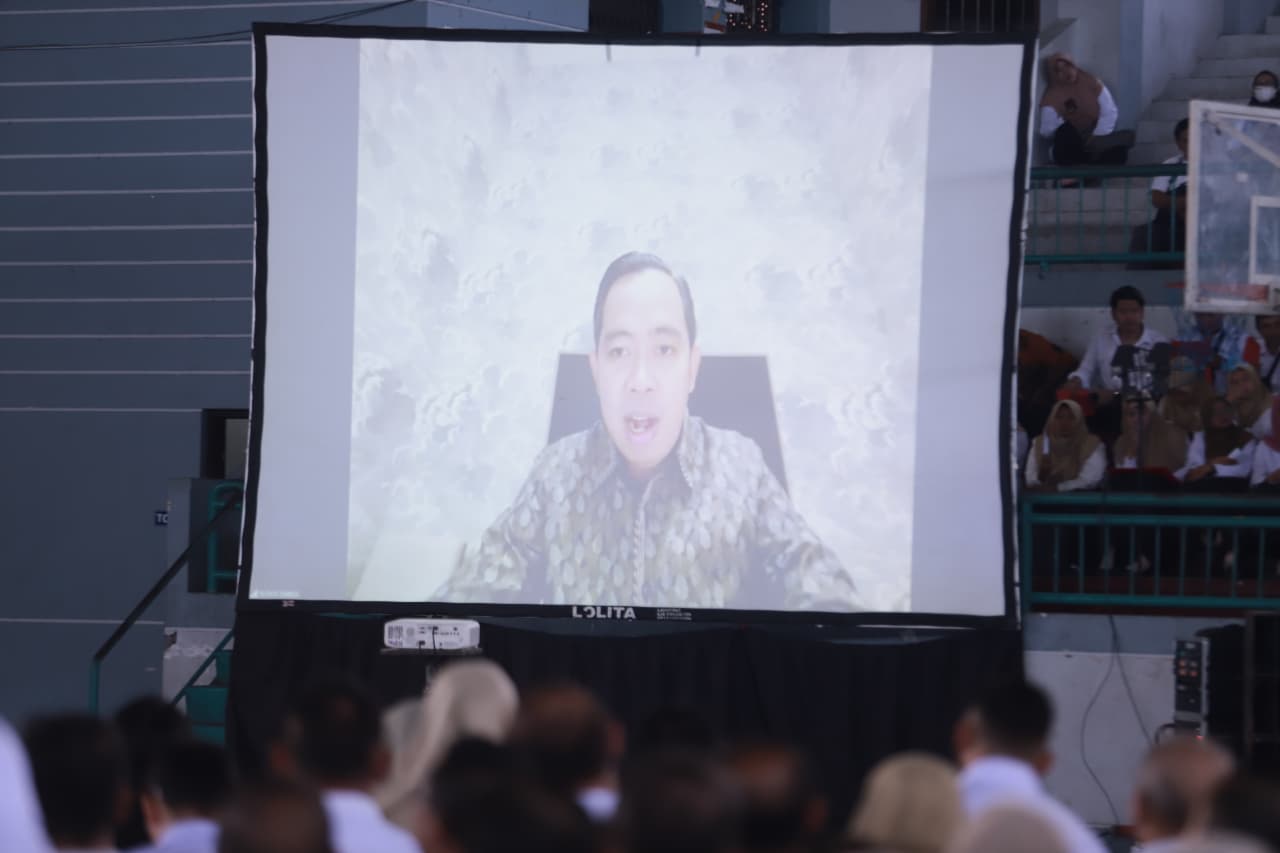 Teleconference Bupati Jember M Fawait dengan ribuan tenaga PPPK di GOR PKSPO.