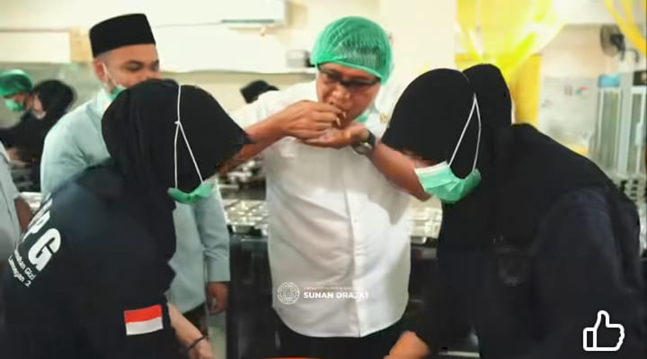 KSP Letjen Purn Putranto saat mencicipi makanan yang ada di dapur MBG Pondok Pesantren Sunan Drajat. SP/MUHAJIRIN 