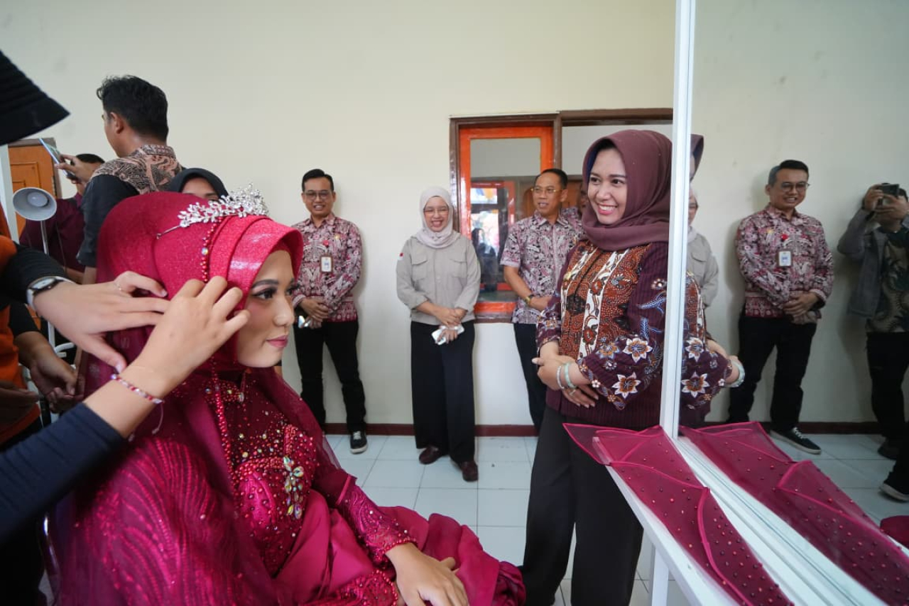 Wali Kota Ning Ita saat meninjau langsung pelaksanaan pelatihan berbasis kompetensi digelar di Balai Latihan Kerja (BLK), Jalan Raya Jabon, Mojokerto. SP/Dwy AS